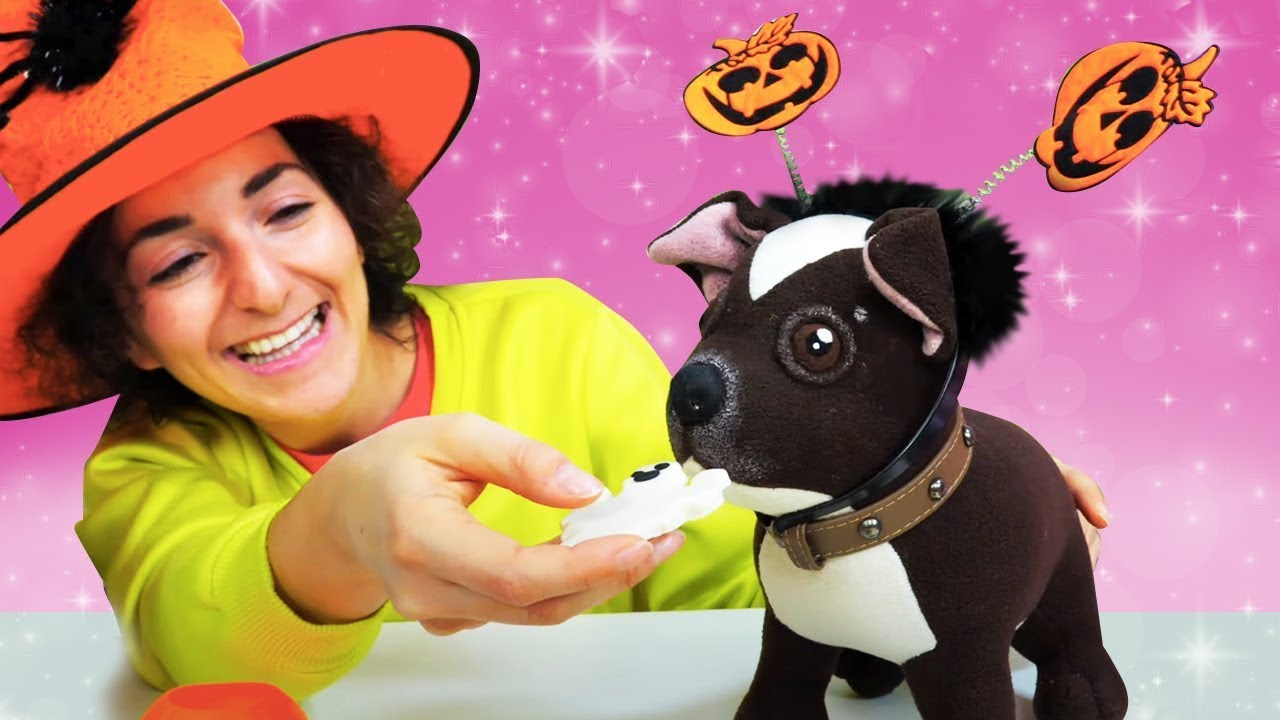 Giochi per Halloween per bambini. Il cane Cioccolata prepara i biscotti.