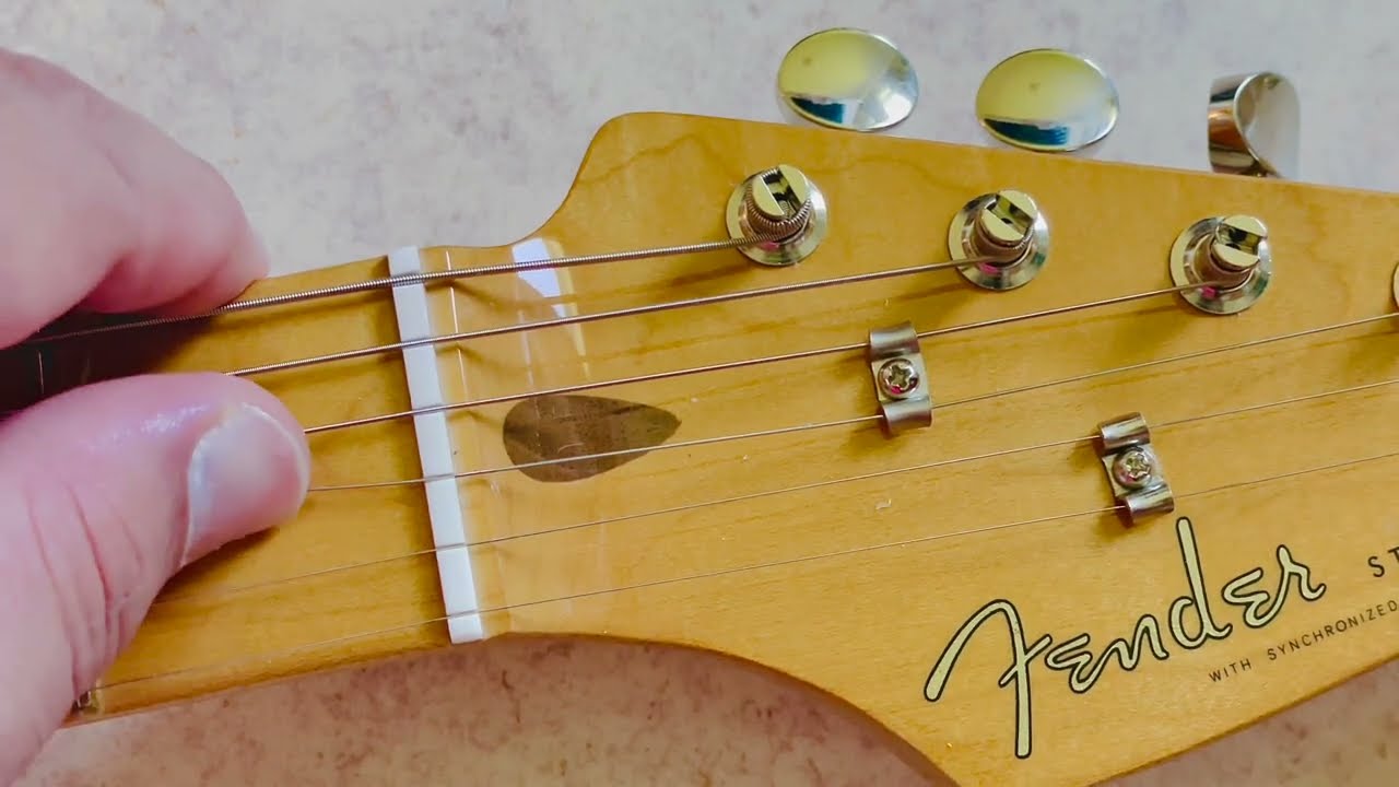 Установка направляющей струны/направляющей струны на струны G и D на Stratocaster