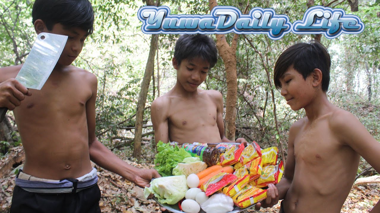 Eating Noodle with Eggs salad Carrot ,Primitive,YuwaDaily Life