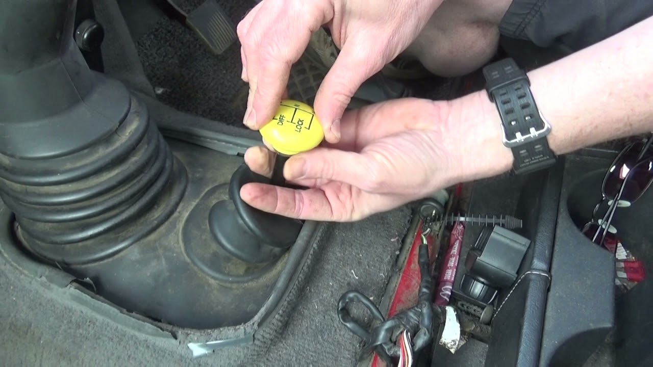 Fitting Mud-UK's Land Rover Defender Heritage gear shifter knobs