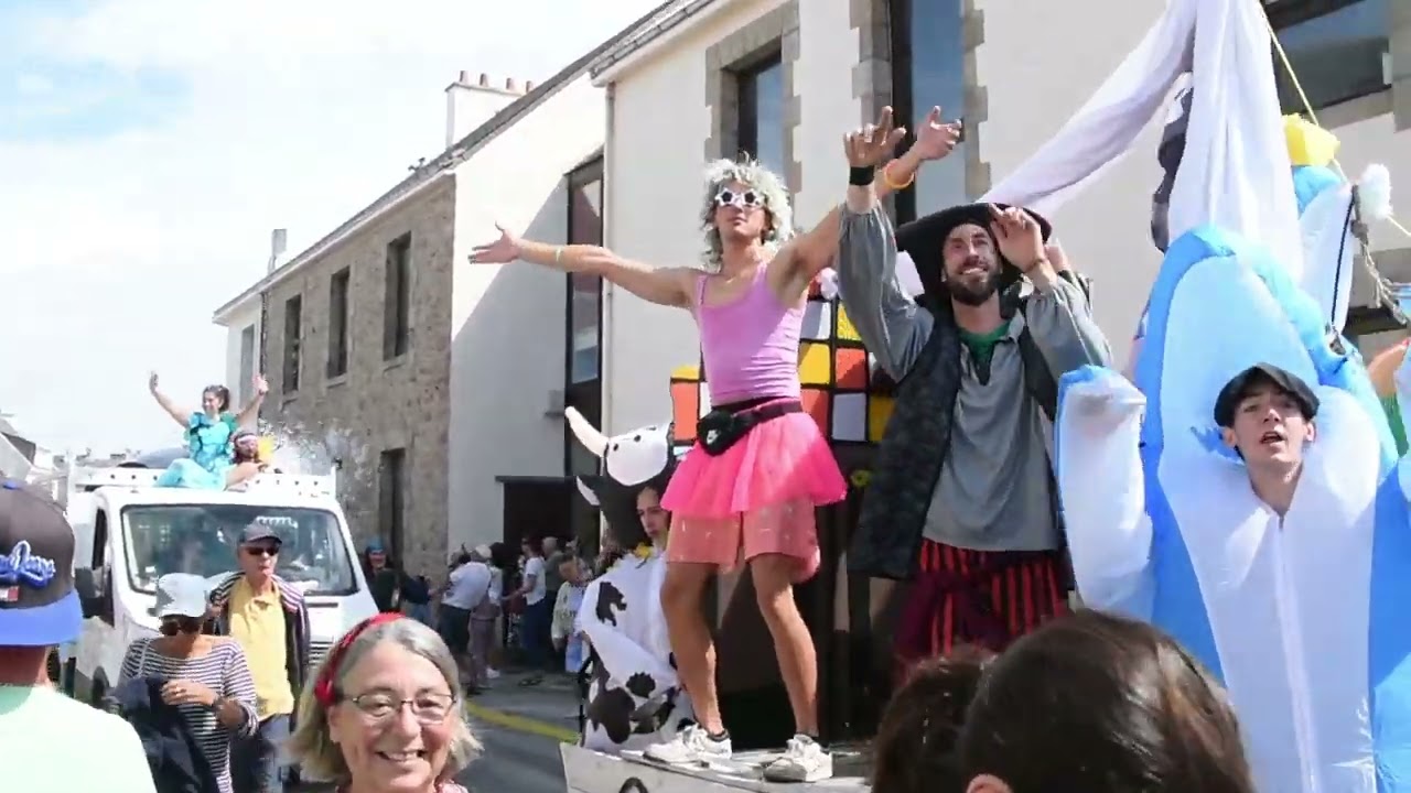 31  Juillet  2025  *  Défilé  du Père Noël en vacances dans les rues de Piriac sur Mer 44