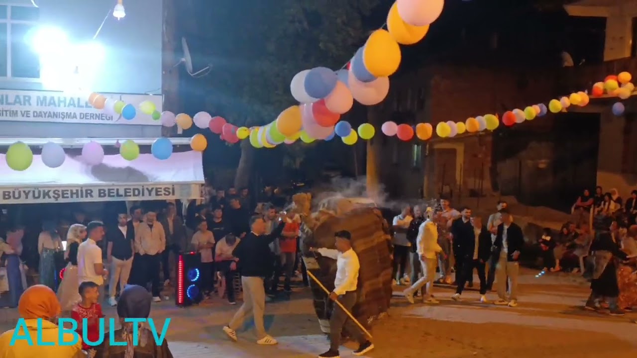 ŞABANLARIN MEŞHUR  DEVESİ SAHNEDE...
