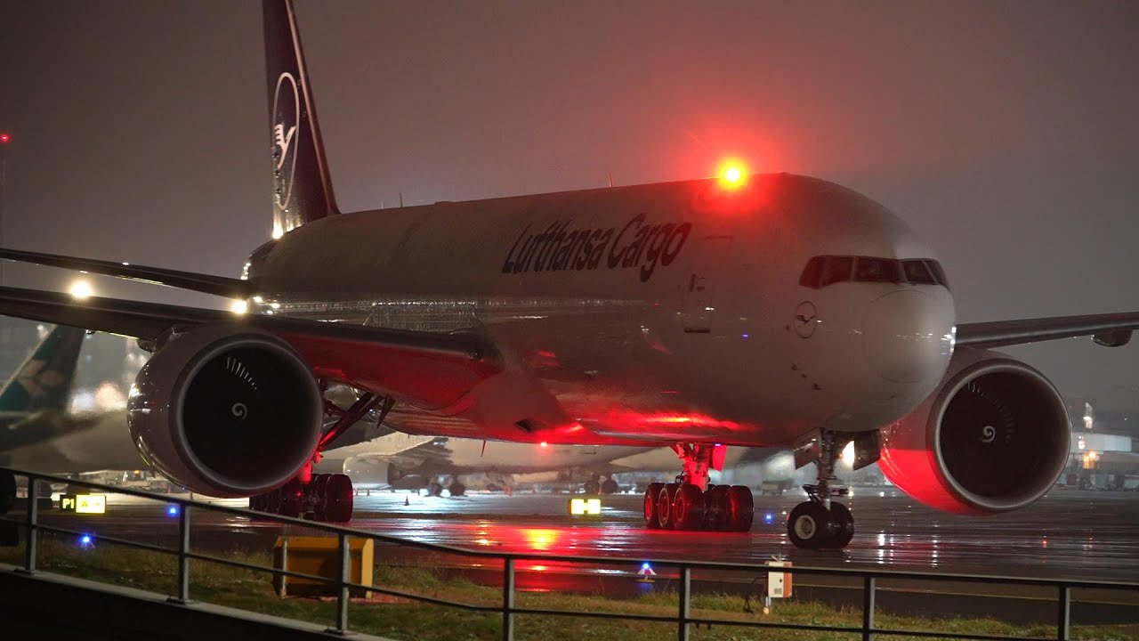 Deicing der Lufthansa Cargo B777F kurz vor dem Start ✈️ | Night Planespotting in Frankfurt