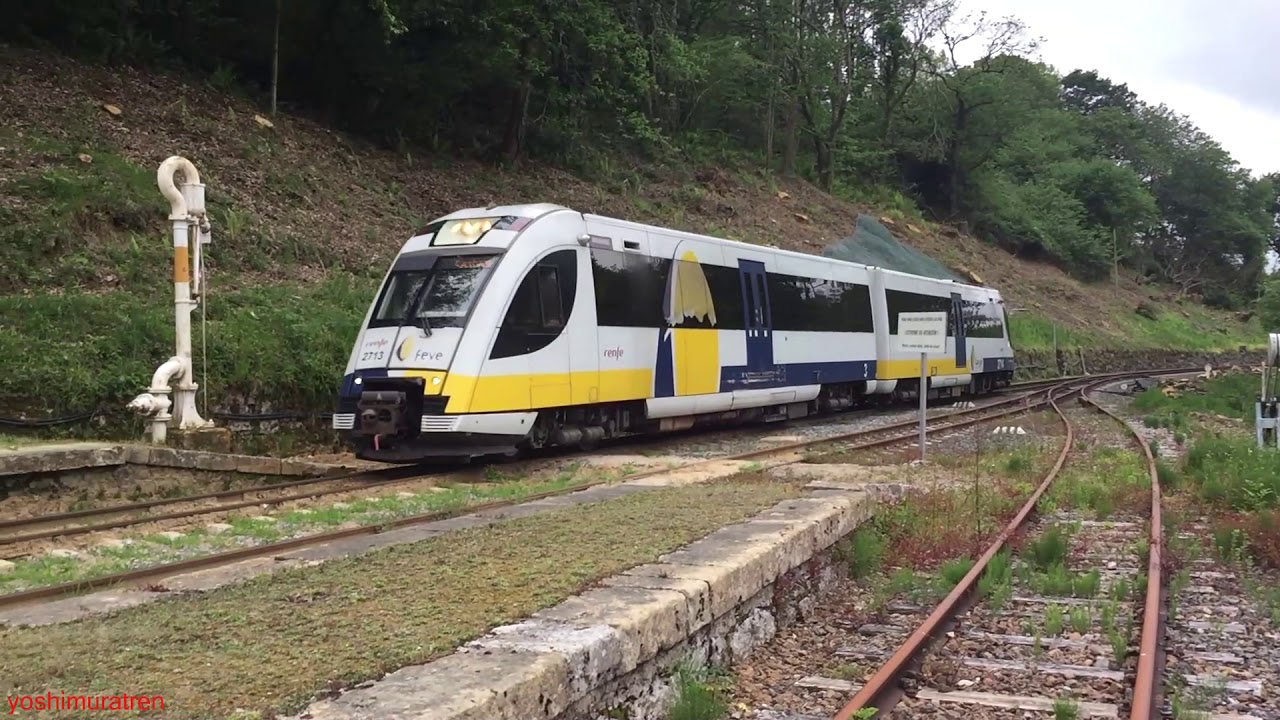 Feve en Cantabria. Automotor serie 2700 por la estación de Treceño.