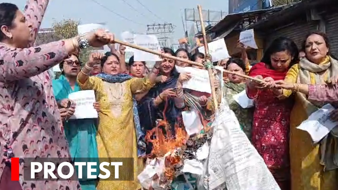 BJP Mahila Morcha Protest against Cong over disruption in AI Summit