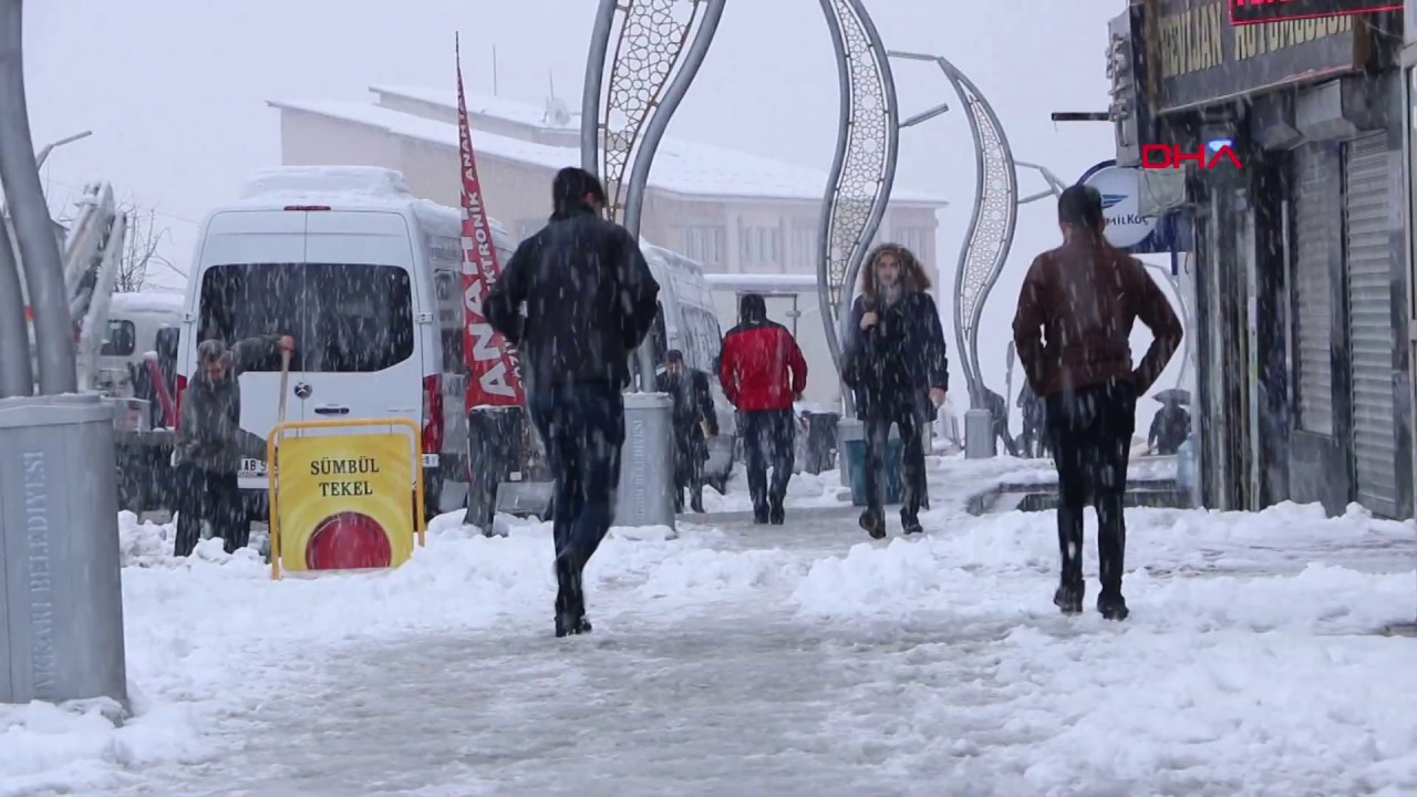 Hakkari'de 24 köy ve 51 mezra yolu ulaşıma kapandı