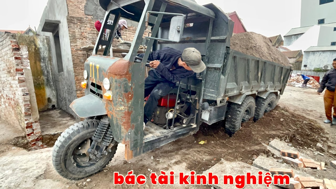 BÁC TÀI CÔNG NÔNG CHỞ CÁT KINH NGHIỆM LÂU NĂM SỬ LÝ PHA THỤT HỐ CỰC HAY | Máy xúc múc cát ô tô chở