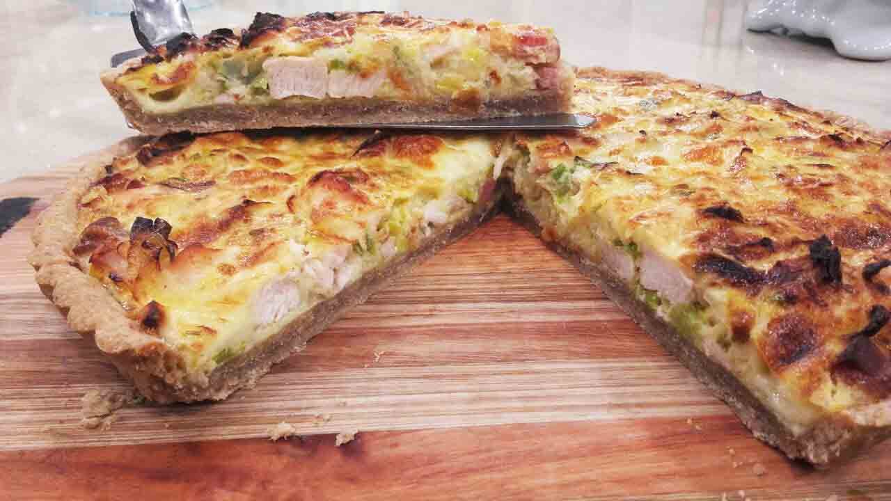 Tarta de pollo, panceta y puerro