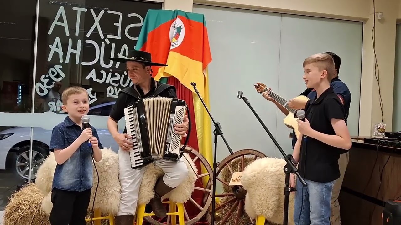 Pedro Antonio e Vitor Leonardo com o Gaiteiro Felipe Emanuel (O que tem a Rosa)