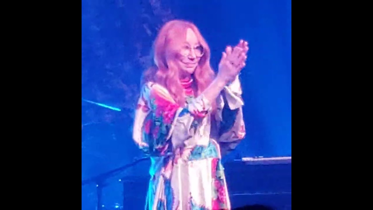 Tori Amos - Tear in Your Hand/Pretty Good Year (end of tour - Tori's Goodbye) Los Angeles 6/17/22