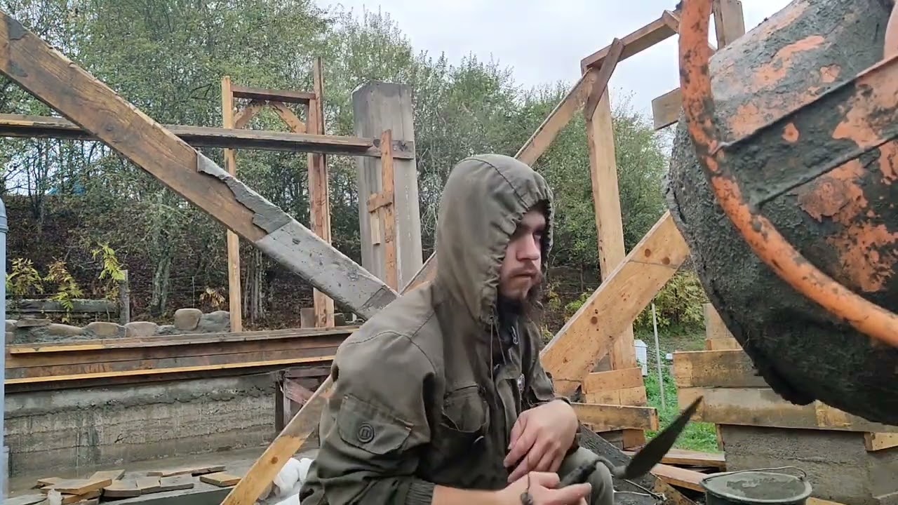 Filling the east wall with arbolit (concrete-sawdust)