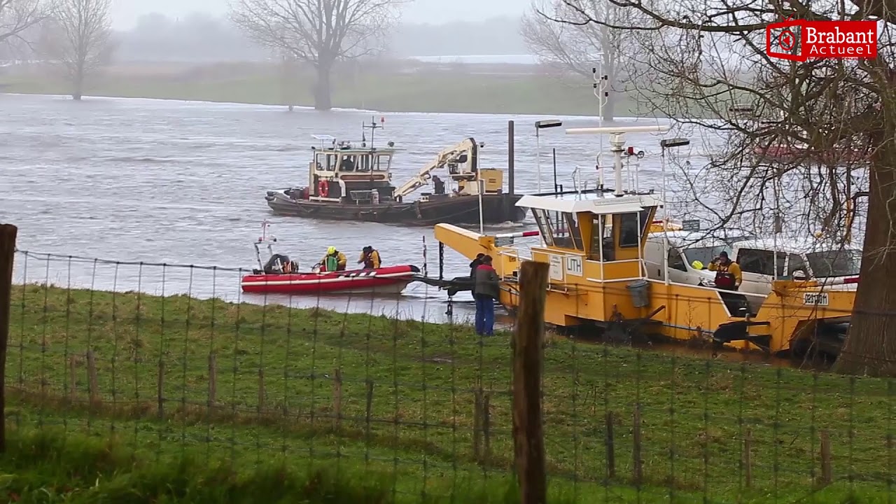 Veerpont slaat op drift op Maas bij Lith