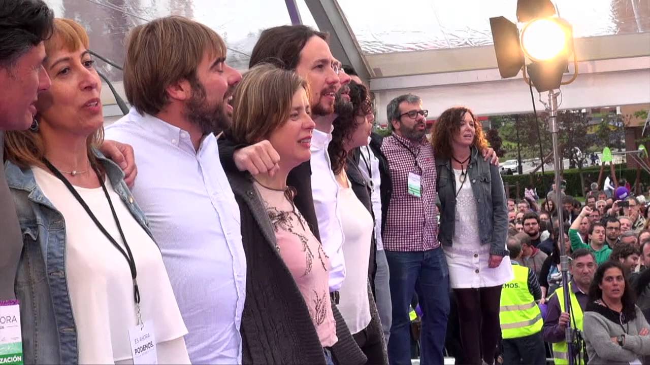 Pablo Iglesias y Emilio León cantan Asturias de Victor Manuel