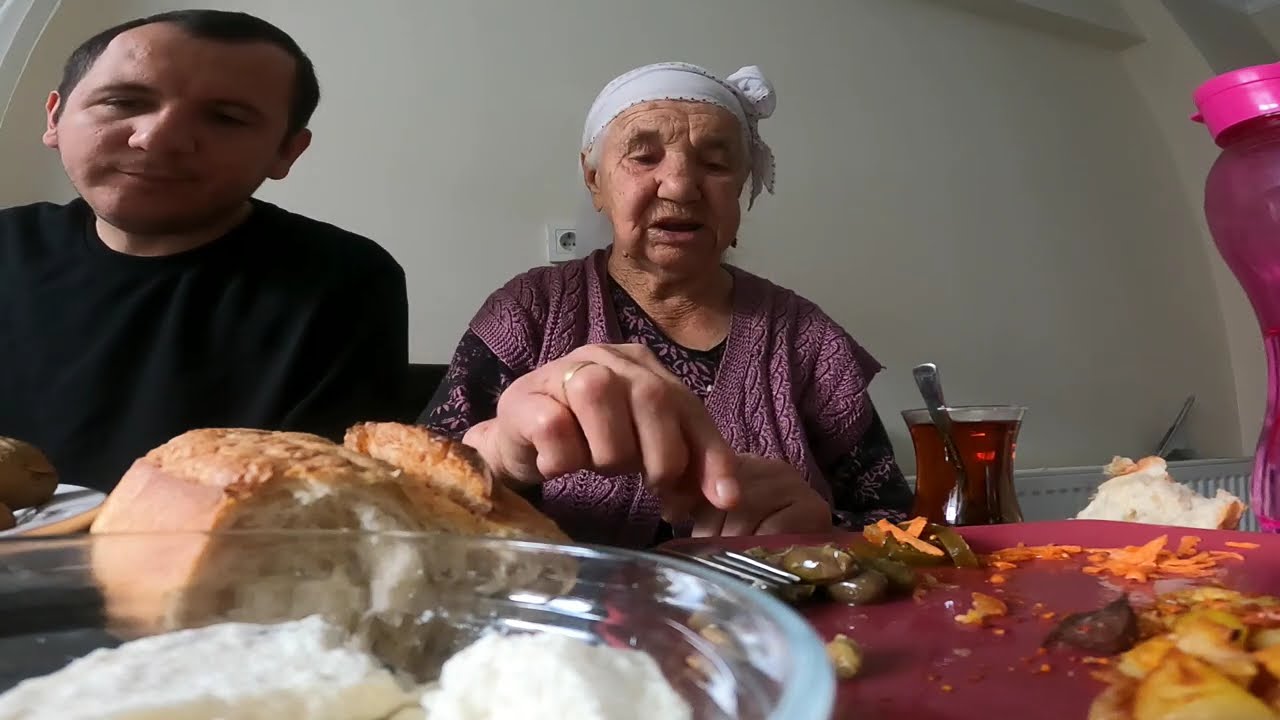 Büyük anane ile Türk kahvaltısı