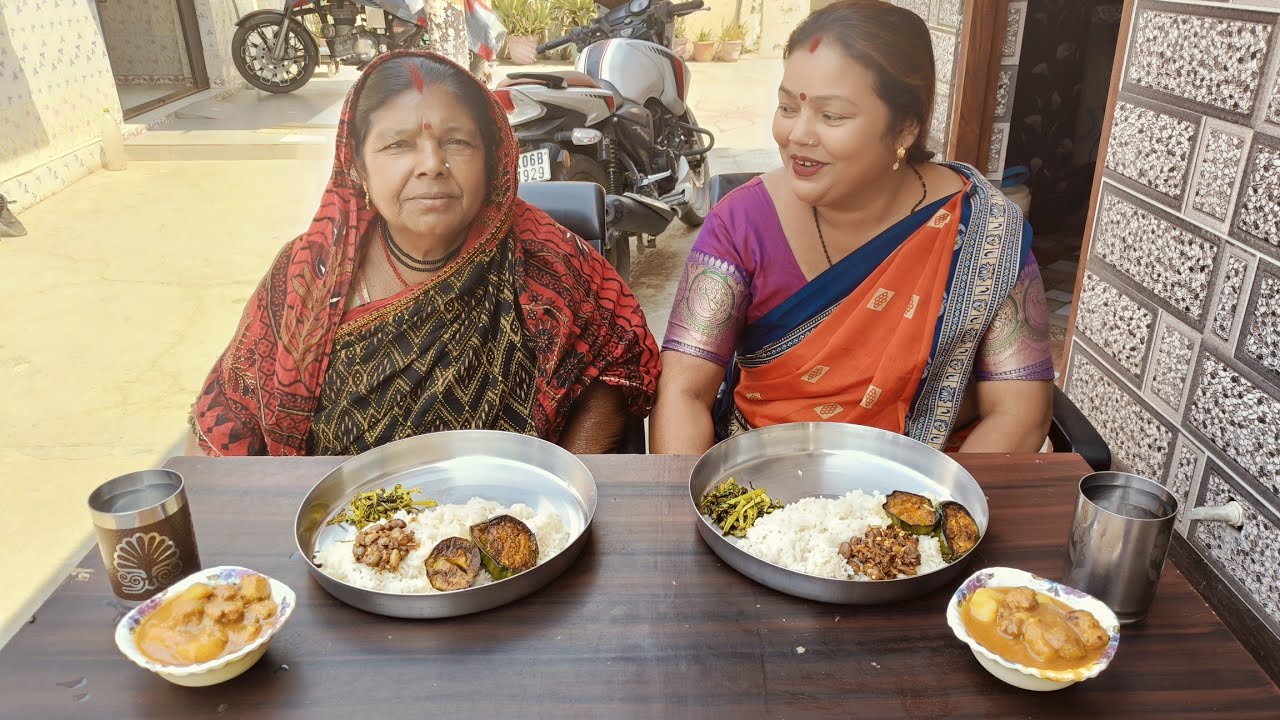 Eating seem bharta, baigan bhaji, soyabean curry with rice 🍚🍛🥰