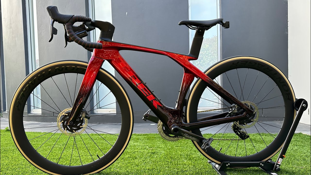 New Trek Madone SLR 7 eTap P1 (Colour/Metallic Red Smoke to Red Carbon Smoke)