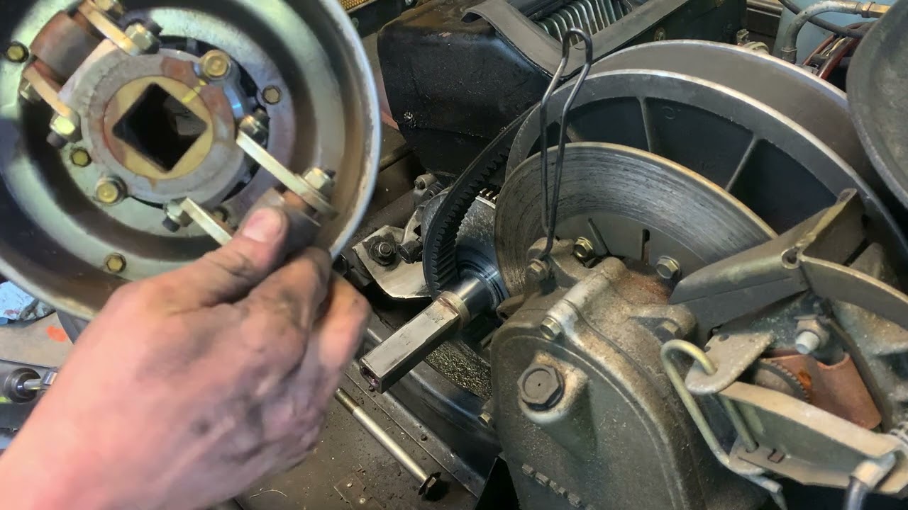 OLD SKI-DOO CLUTCH REMOVAL (1988 safari 377 electra)