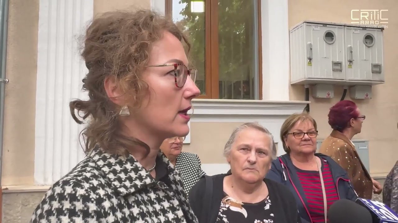 Protest al enoriașilor din parohia Sânicolaul Mic  în fața Arhiepiscopiei Aradului