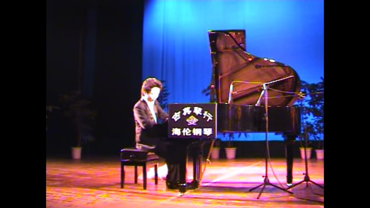 Wenyu Shen plays Xiao and Drum Played Under The Setting Sun in Wanzhou China 2006