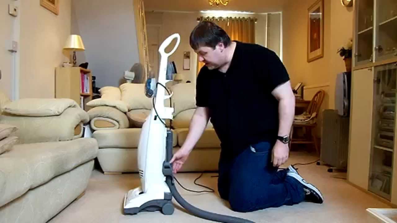 Electrolux Powerlite Z2255 Bagged Upright Vacuum Cleaner Review / Demo
