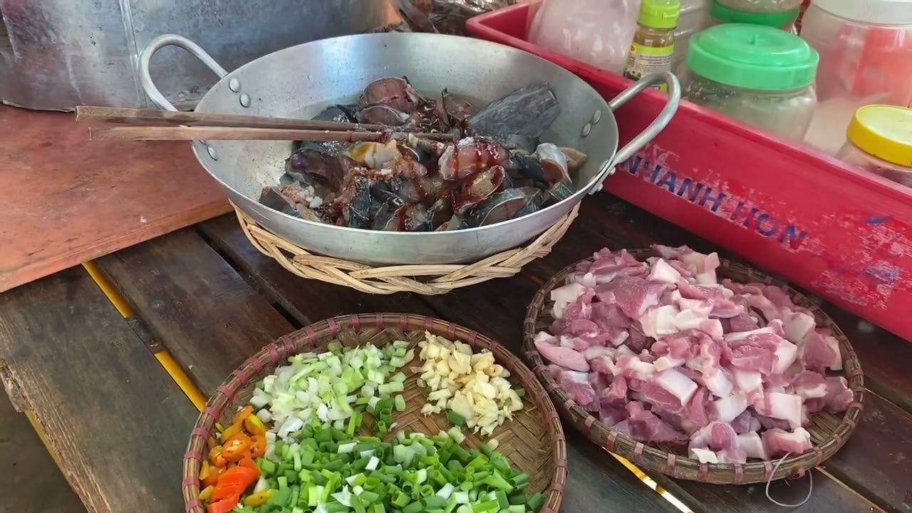 bữa cơm quê nhà ngày đầu năm  cùng gia đình 