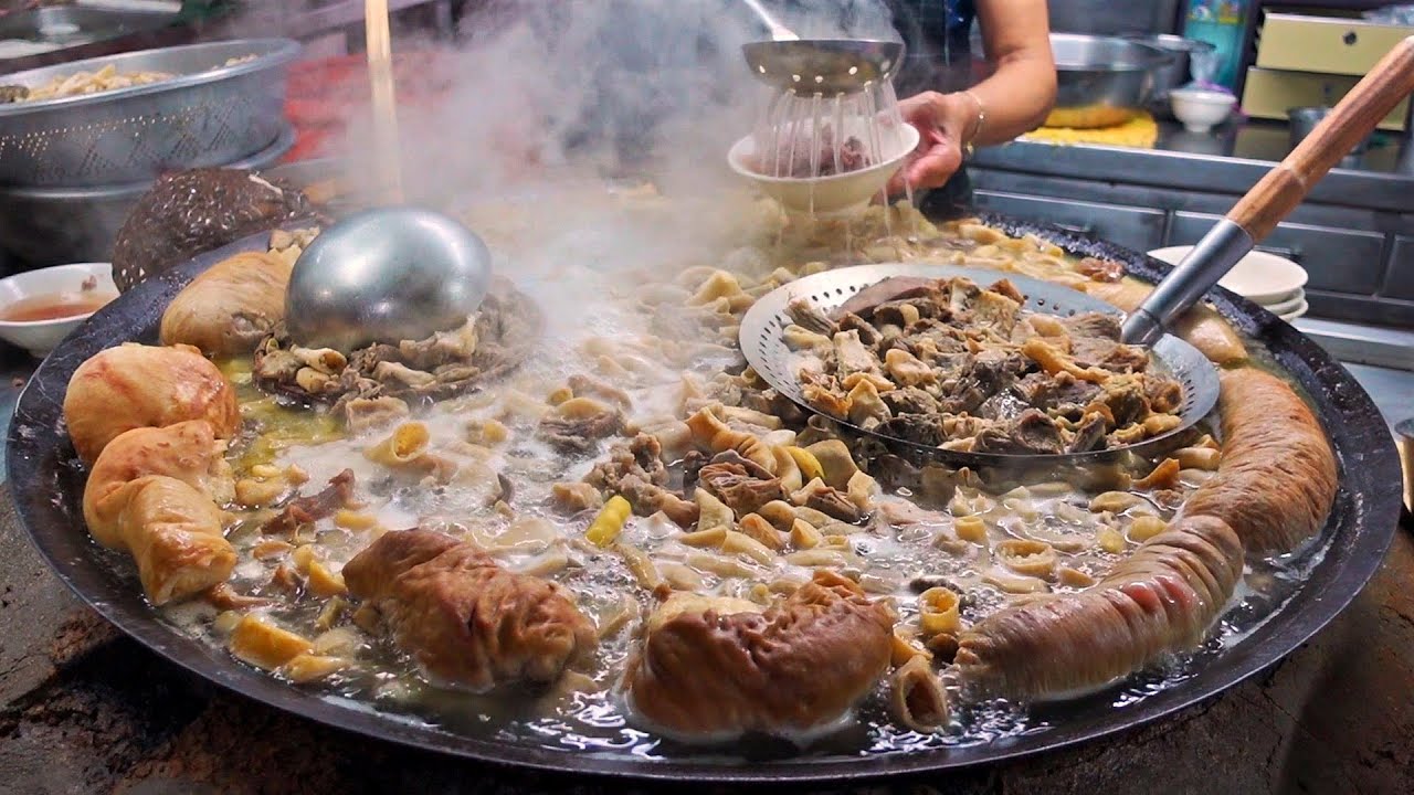 Beef Soup(Beef Kidne,Heart,Plate,Tripe,Tendon,Liver,Intestines) / 王家祖傳牛雜湯 - Taiwanese Street Food