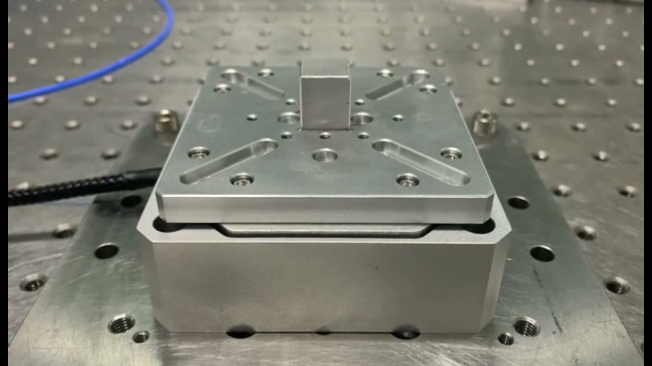 Piezo nanopositioning stage is moving with 100 micrometer travel!