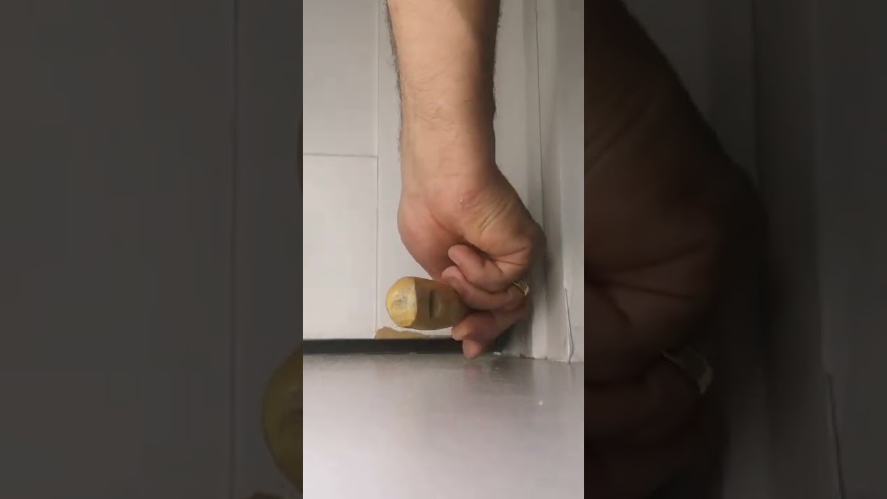 Naprawa uszkodzonej ościeżnicy - zr&oacute;b to sam