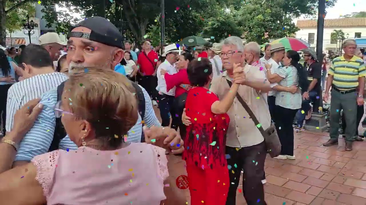 Desde el parque bailan con Fusión 4 - Caminito Verde