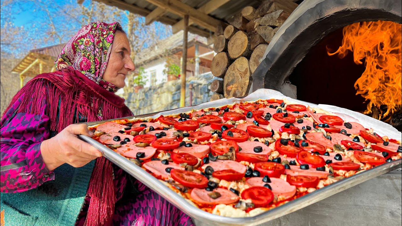 Ogromna r&oacute;żnorodna pizza dla dużej rodziny! Życie w wiosce Azerbejdżanu