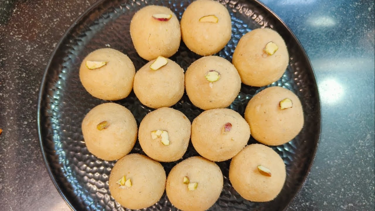 दुध खवा किंवा पाकाचा उपयोग न करता अगदी 10 मिनिटांमध्ये बनणारे पेंढ्या सारखे मधुसूद रवा लाडू रेसिपी |