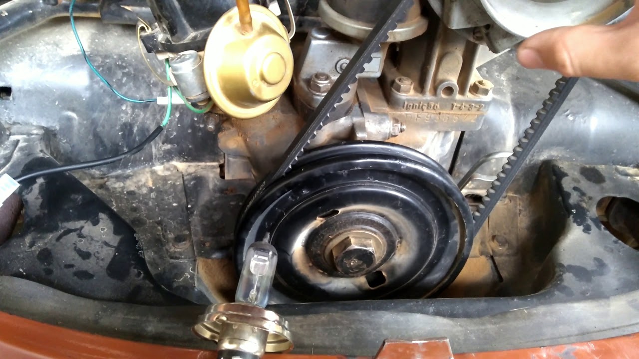 Conferindo o ponto do Fusca e testando a lâmpada de testes.