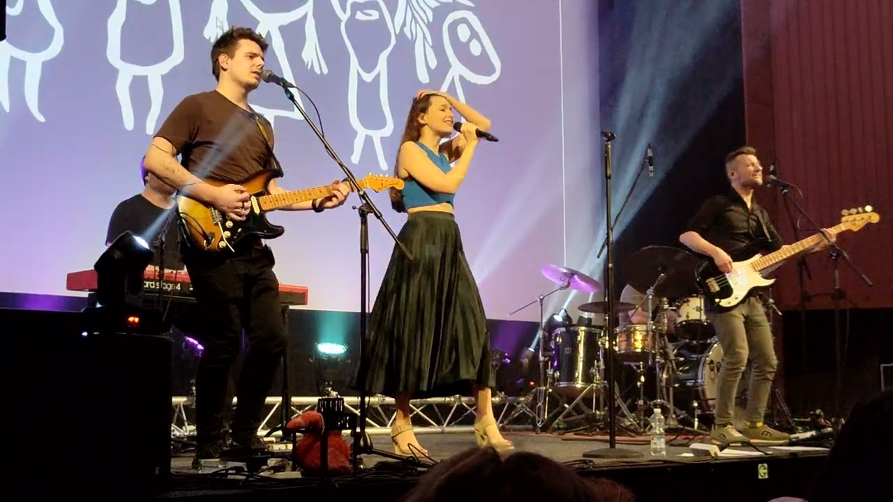 Kateřina Marie Tich&aacute; a Bandjeez - Čaruj (Live - Nymburk)