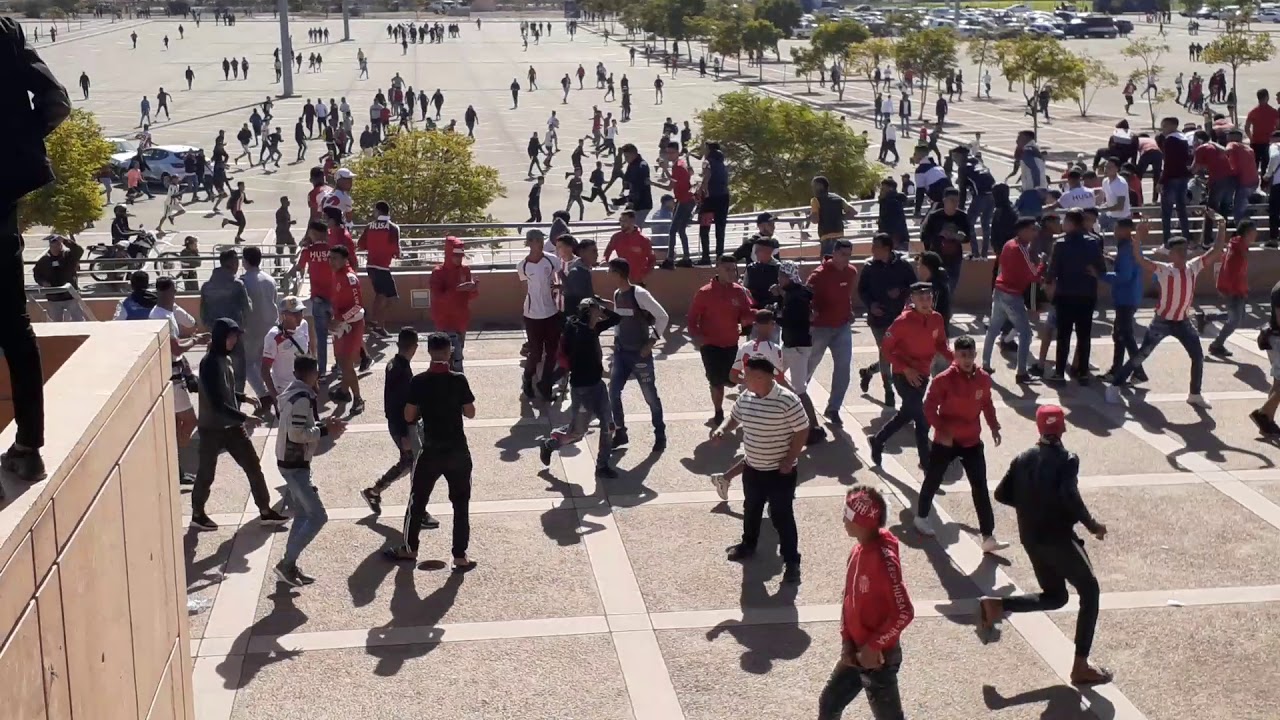 لحضة هجوم ابناء اكادير على ملعب مراكش وتم القبض على مشجع الحسنية...