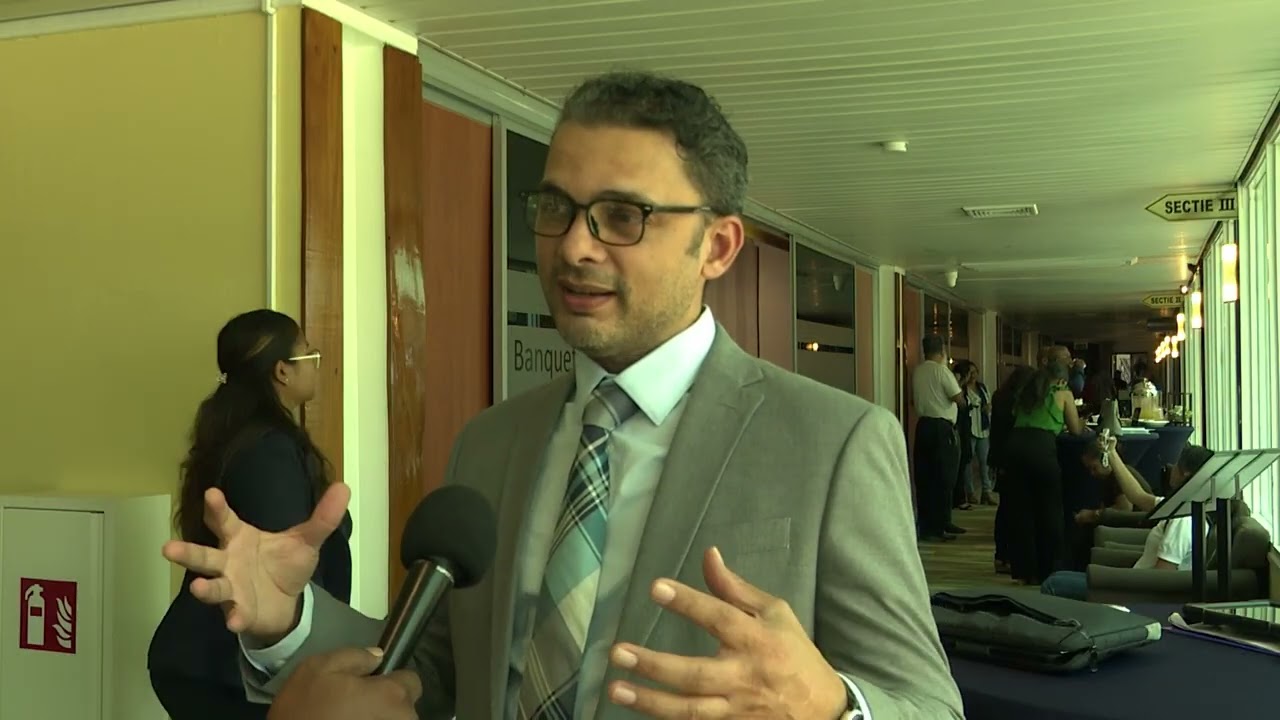 Overhandiging van Online Jagerstraining aan Minister van Grondbeleid en Bosbeheer 