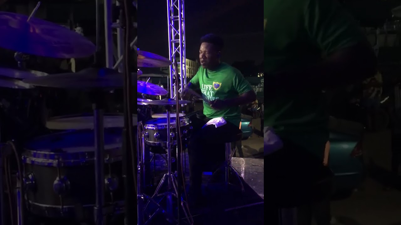 The drummer is crazy with the groove 🥁🔥🔥