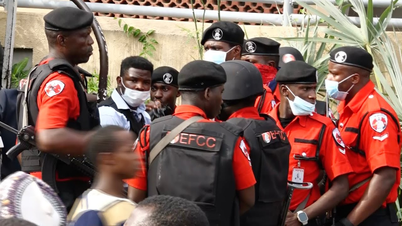 Watch The Commotion As Yahaya Bello's Police Supporters Confront EFCC & Resist Arrest of Ex-Kogi Gov
