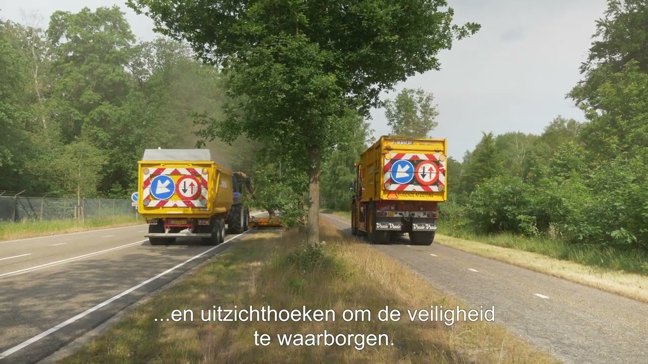 Bermen maaien door Servicebedrijf gemeente Oirschot