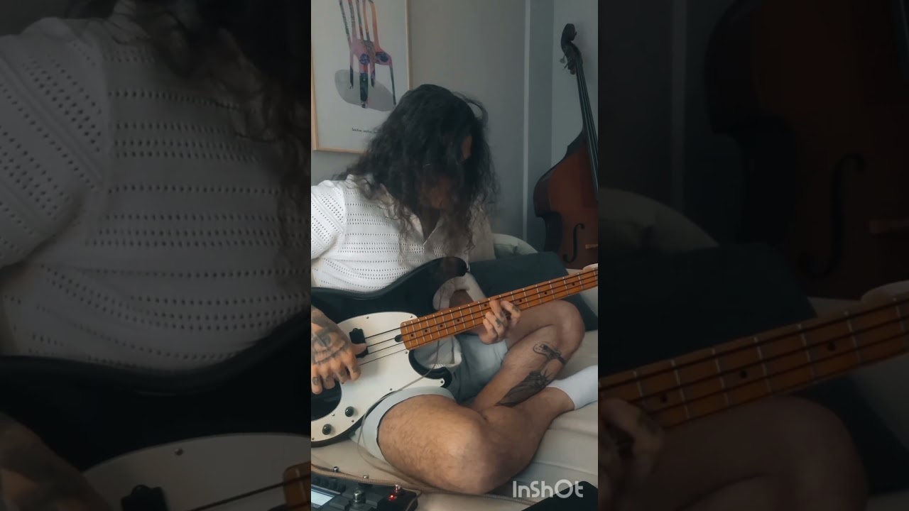 Tocando clapton no baixo.     