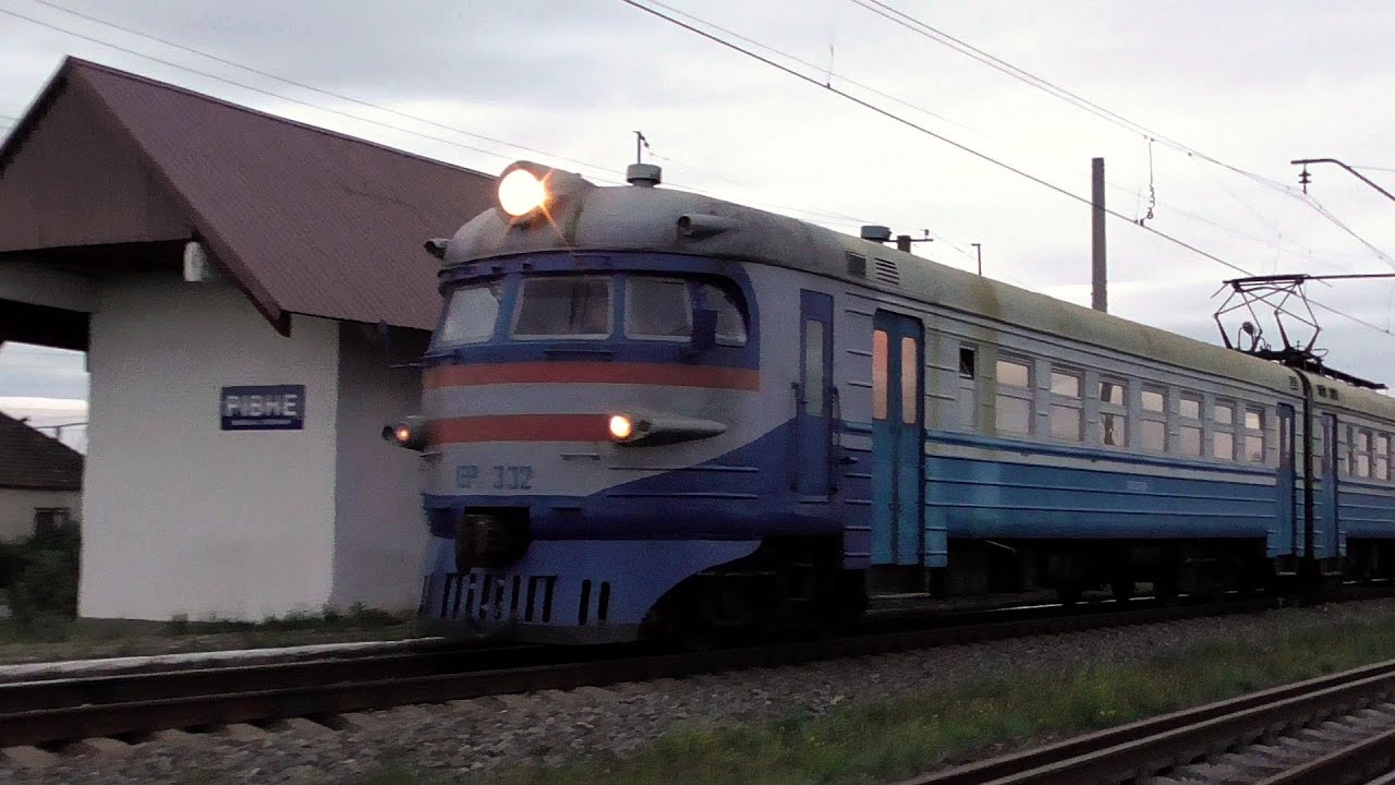Электровоз ЧС2-450 с поездом №107 и электропоезд ЭР2-332 на перегоне