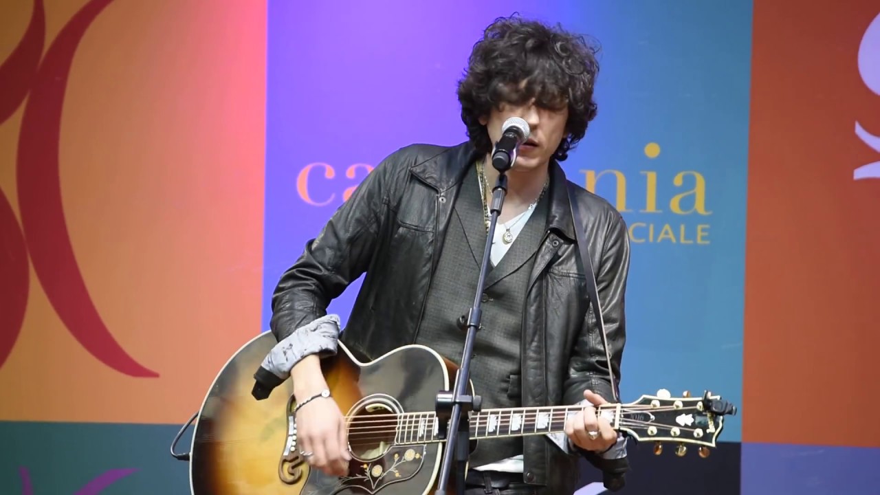 Ermal Meta - Piccola Anima (live al centro commerciale Campania)