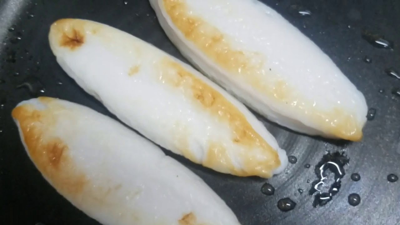 フライパンで焼いてる笹かまを裏返すだけの動画