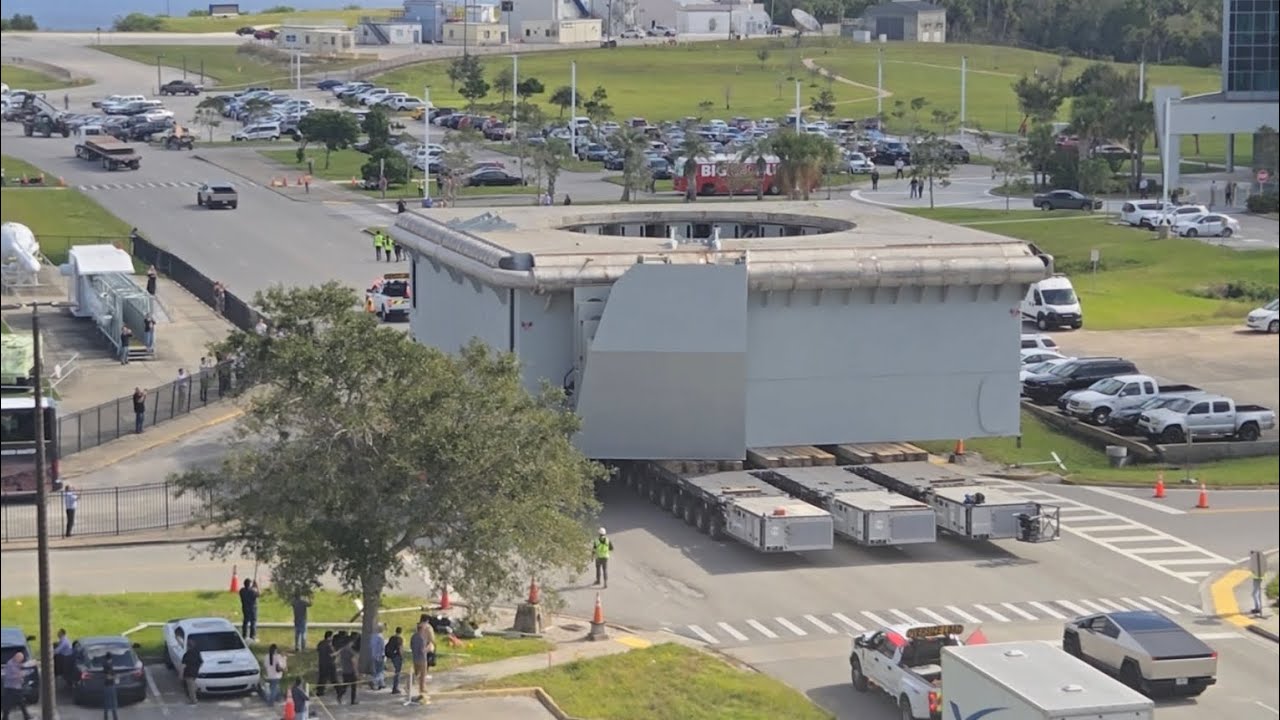 Стартовая площадка SpaceX Starship — выкатка рядом с VAB в Космическом центре Кеннеди