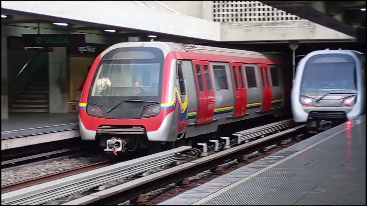 Estación Agua Salud: Trenes CAF S6 en dicha estación