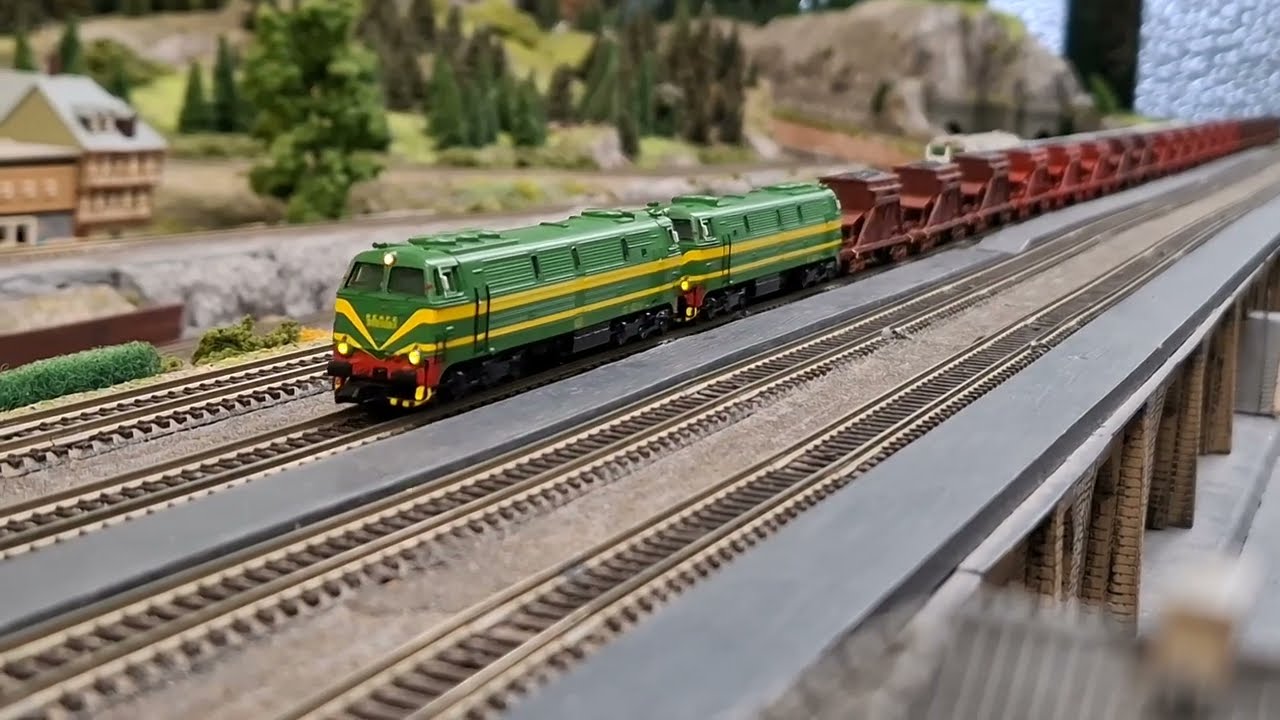 333 Renfe en doble tracción con tolvas de carbón.