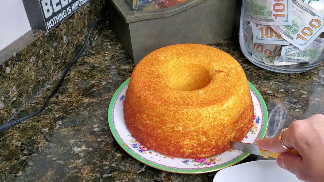 BOLO DE FARINHA DE MILHO COM QUEIJO.