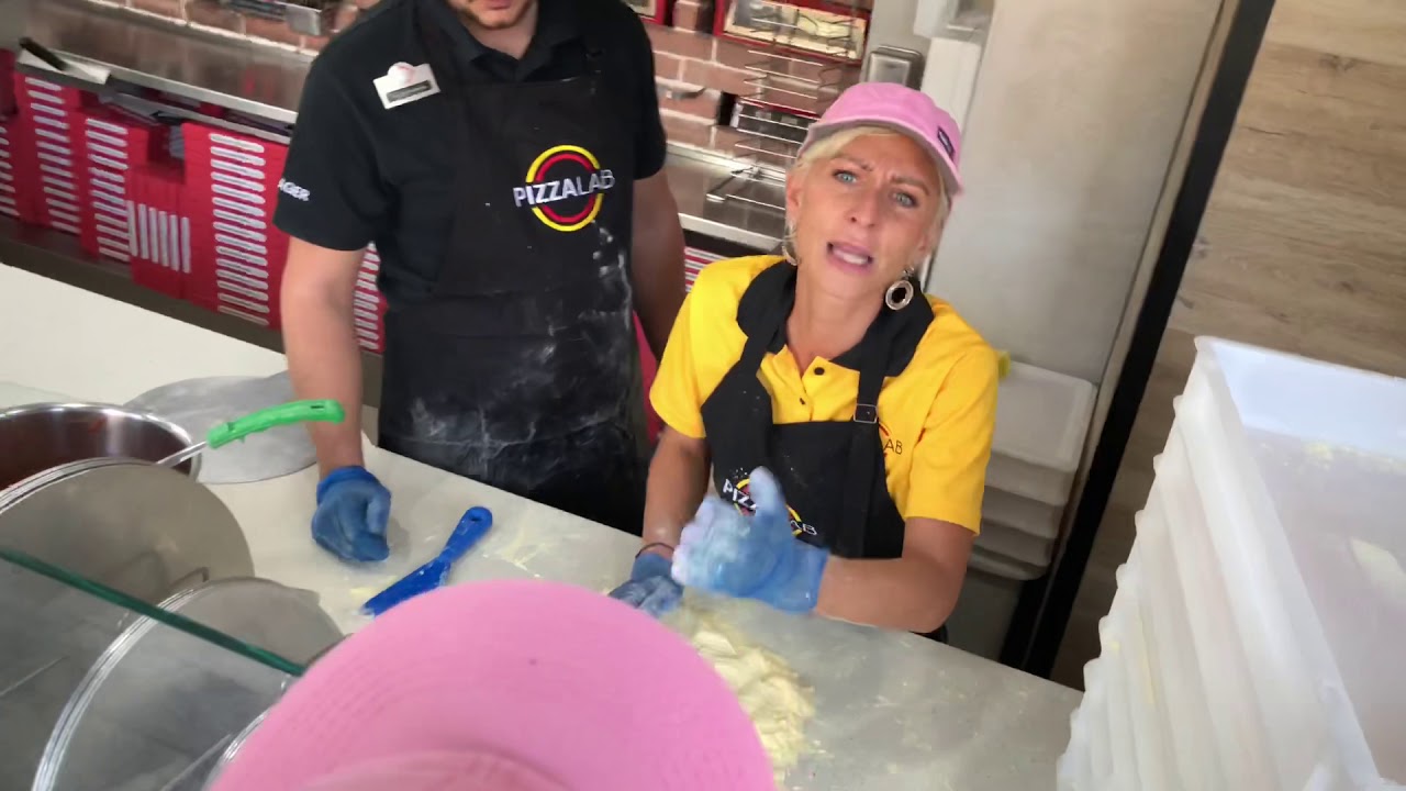 Розова пица с кауза! Вижте гостуването на Нана Гладуиш и “Фондация Една от 8” в нашата ЛАБоратория!