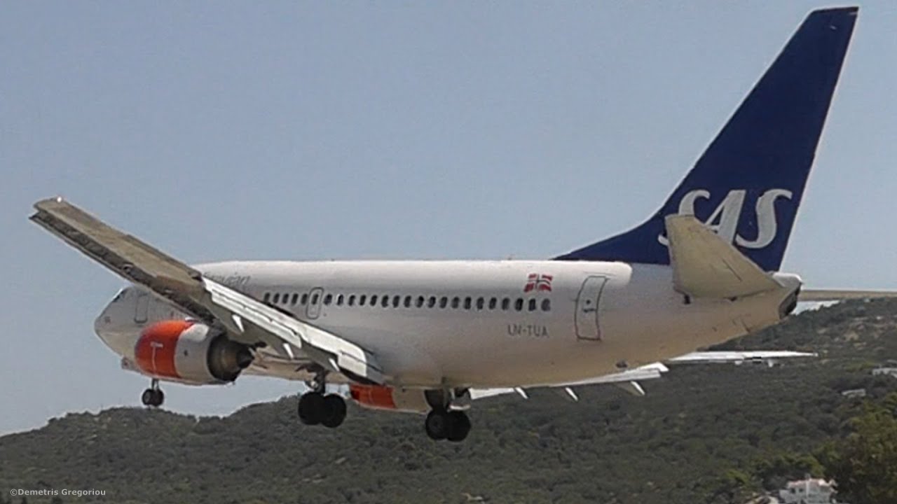 Pilot PLAYING with a Real 737! Empty Aircraft Waving with Ailerons and Short Landing!