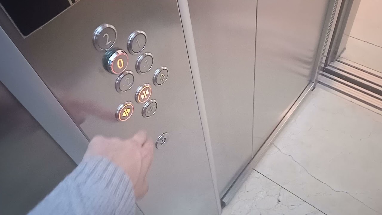 2 (+1 για το parking) ασανσέρ του εμπορικού κέντρου Golden Hall, στο Μαρούσι