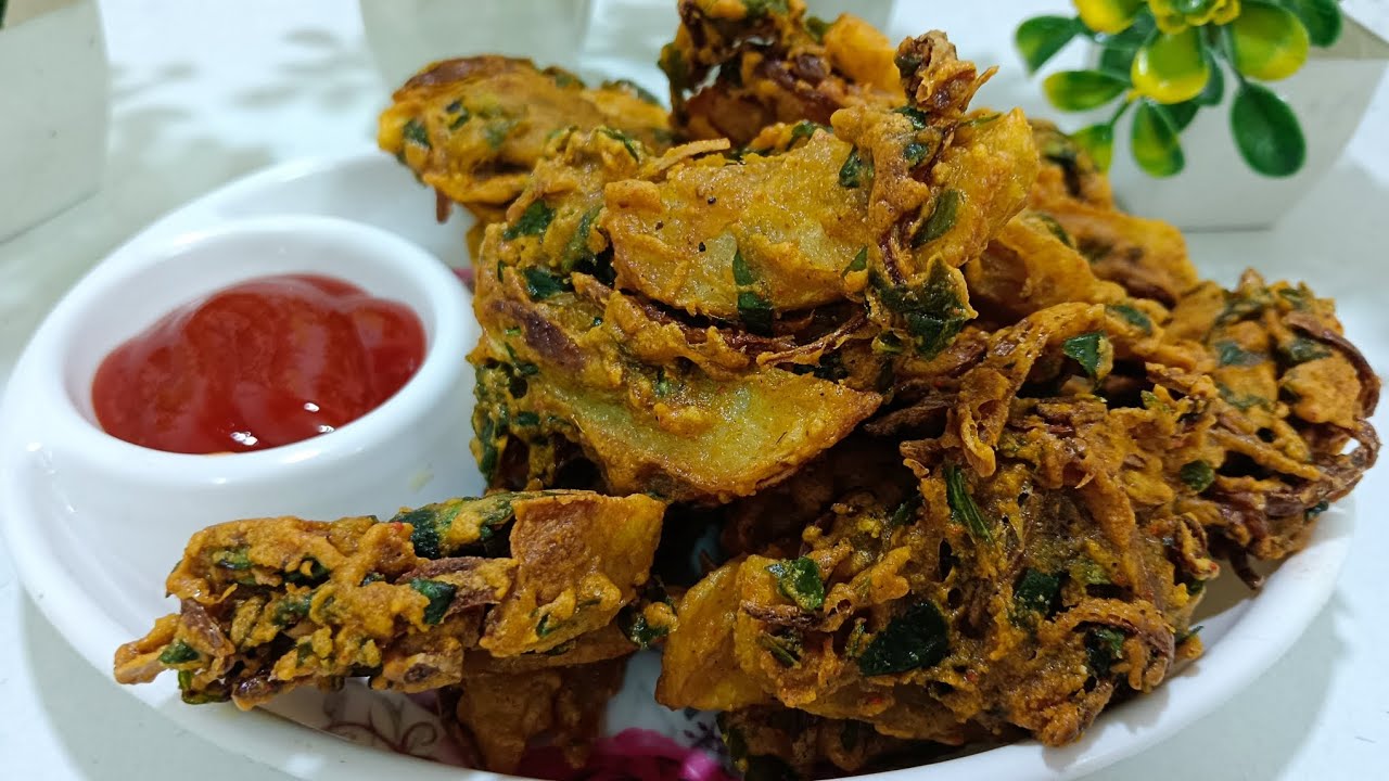 Aloo Palak Pakoda 😍 | Crispy Tea-Time Snack | Winter Special Pakode | Daily Zaika ✨